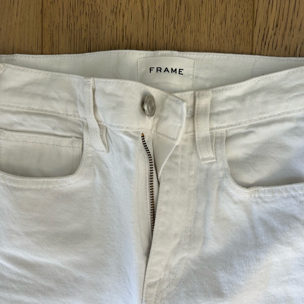 Frame “le jane crop” white jeans. Excellent condition, worn twice.